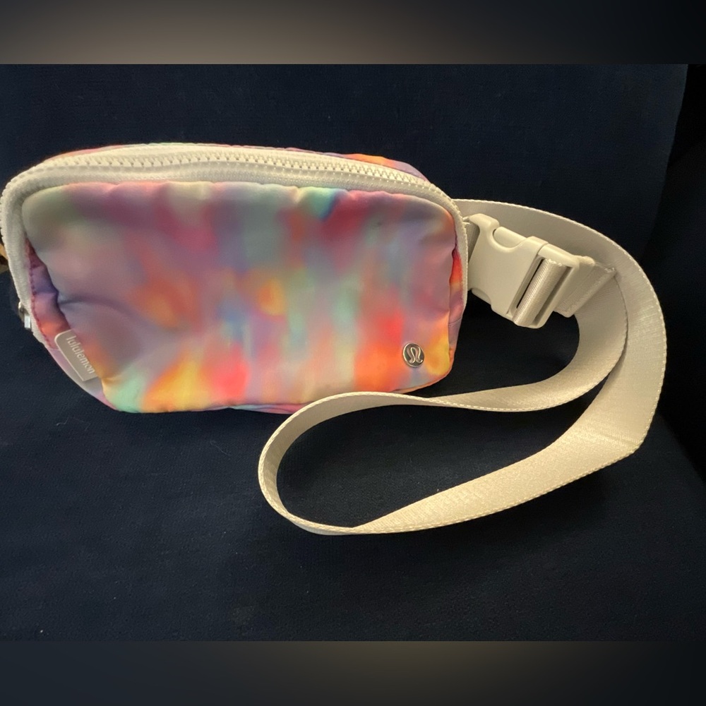 Lululemon Everywhere Belt Bag in Prism Wash Print Multi Vapor